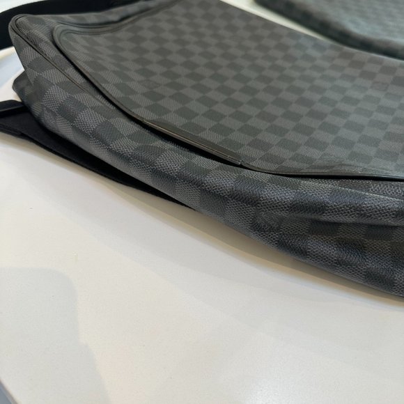 Louis Vuitton Damier Graphite Daniel GM Messenger Bag - Picture 4 of 9